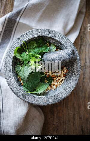 Mostaza de ajo y pesto de almendras