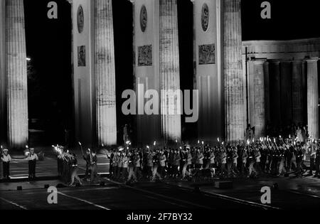Berlín ceremonia para las tropas aliadas que salen de la ciudad 1994 la noche La ceremonia del tiempo se celebró en la Puerta de Brandenburgo Foto de stock