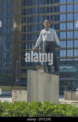 Skulptur „Balanceakt“ von Stephan Balkenhol, Axel-Springer-Verlag, Axel-Springer-Straße, Kreuzberg, Berlín, Alemania Foto de stock