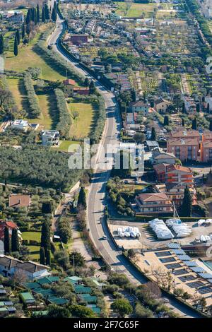 Vista aérea del pequeño pueblo de Bardolino, complejo turístico en la costa del lago de Garda vista desde la Rocca di Garda, Verona, Veneto, Italia.