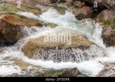 Cascadas en el arroyo Studeny potok en las altas montañas de Tatras, Carpathia, Eslovaquia