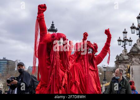 LONDRES, Reino Unido - 03rd de abril de 2021: La Brigada Roja, Rebelión de Extinción. Manifestantes vestidos con ropas rojas con caras blancas matan la protesta del proyecto de ley.