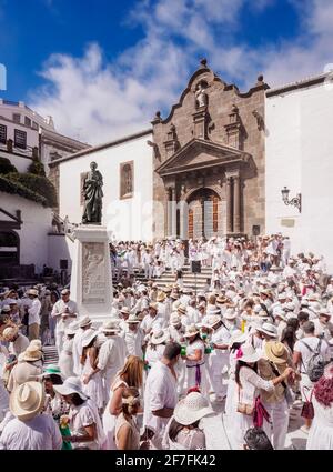 Fiesta de Carnaval de los Indios en la Plaza de España frente a la Iglesia de el Salvador, Santa Cruz de la Palma, Islas Canarias, España, Europa
