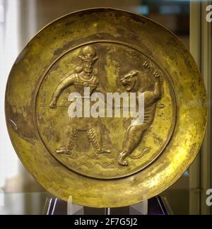Plato de plata Sasanian chapado en oro que representa al Rey matando un león con una espada, Museo Tabriz, Irán.