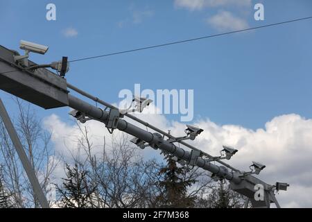 Puerta de peaje en una autopista. El sistema de cámara Tecnología de  microondas para controlar el movimiento de camiones República Checa  Fotografía de stock - Alamy