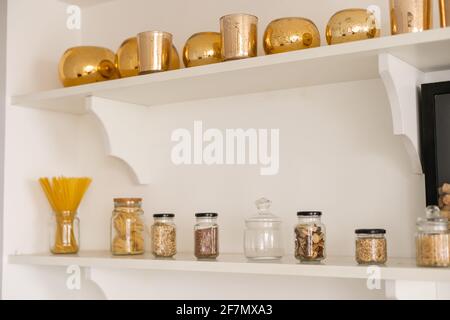 Comida bien surtida alacena o despensa de la cocina Fotografía de stock -  Alamy