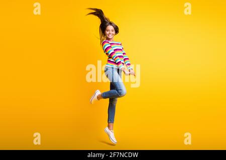 Foto De Cuerpo Completo De La Morena Pequeña Niña Pequeña Salta Arriba  Vestido Uniforme De Formalwear Calcetines Largos Hacen Self Foto de archivo  - Imagen de puente, preadolescente: 227105456