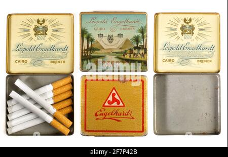 Caso de Cigarrillo Vintage con cigarrillos aislados sobre fondo blanco Foto de stock