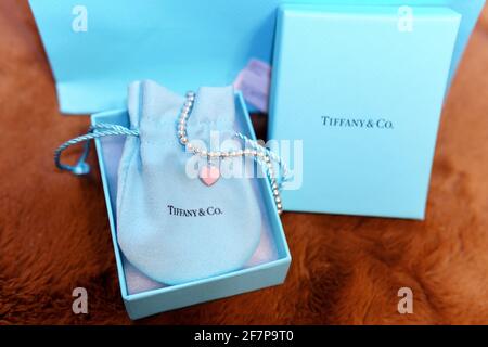 Tyumen, Rusia-15 de marzo de 2021: Tiffany Co. Tiffany es una joyería de lujo. Enfoque selectivo Foto de stock