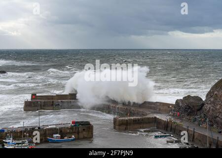 6 de abril de 2021. Portknockie, Moray, Escocia, Reino Unido. Estas son olas tormentosas que rompen en los muelles en Portknie Harbor en Moray. Esto fue causado por el gale Foto de stock