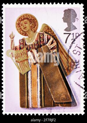 MOSCÚ, RUSIA - 17 DE ENERO de 2021: Sello postal impreso en el Reino Unido muestra Angel jugando Harp, serie de Navidad, alrededor de 1972