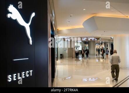 La multinacional de ropa deportiva Puma y Puma Select tienda vista en Hong Kong. (Foto de Budrul Chukrut / SOPA Images/Sipa Fotografía de stock - Alamy