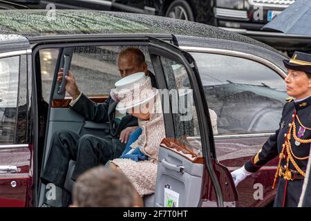 París, Francia. 7th de junio de 2014. La reina Isabel II, acompañada por el príncipe Felipe, es la anfitriona de la ciudad de París para el último día de su visita estatal. Foto de stock