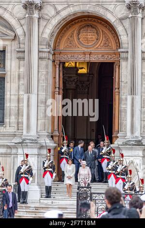 París, Francia. 7th de junio de 2014. La reina Isabel II, acompañada por el príncipe Felipe, es la anfitriona de la ciudad de París para el último día de su visita estatal. Foto de stock