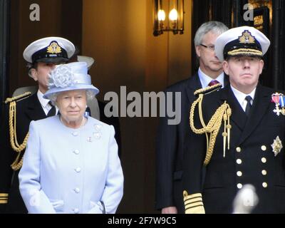 La Reina presenta formalmente al Duque de Edimburgo el título y la oficina de Lord Almirante de la Marina en Whitehall, para conmemorar su 90th aniversario. Londres, Reino Unido Foto de stock