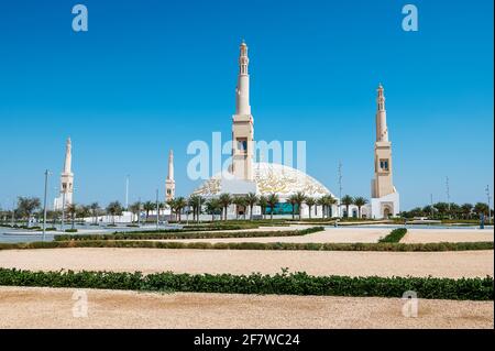 Mezquita Sheikh Khalifa Bin Zayed Al Nahyan en Al Ain ciudad del Emirato de Abu Dhabi para ser la más grande mezquita en la ciudad en un día soleado con azul cielo Foto de stock