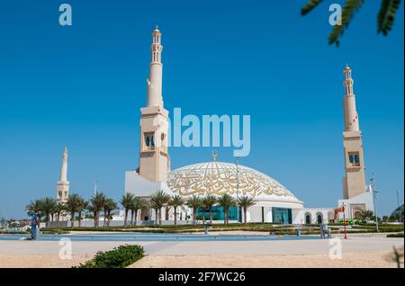 Mezquita Sheikh Khalifa Bin Zayed Al Nahyan en Al Ain ciudad del Emirato de Abu Dhabi para ser la más grande mezquita en la ciudad en un día soleado con azul cielo Foto de stock