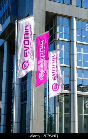 22.04.2020, Essen, Ruhrgebiet, Renania del Norte Westfalia, Alemania - drei Banner von Evonik Industries flattern im starken Wind vor dem Unternehmenssitz
