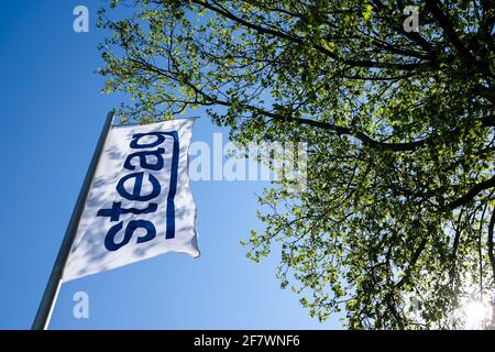 22.04.2020, Essen, Ruhrgebiet, Renania del Norte Westfalia, Alemania - ein Banner des Energieerzeugers und Energieversorgers STEAG flattert im starken Win