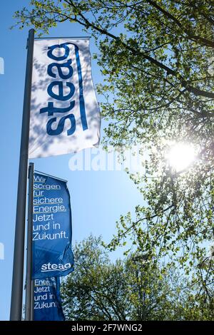 22.04.2020, Essen, Ruhrgebiet, Renania del Norte Westfalia, Alemania - Banner des Energieerzeugers und Energieversorgers STEAG flatterern im starken Wind