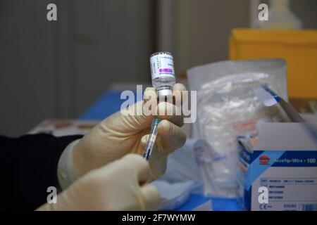 Las enfermeras de la farmacia preparan, bajo la dirección de un médico, jeringas que contienen dosis de la vacuna pfizer-biontech o astrazeneca. Foto de stock