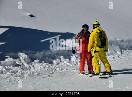 Niña (9-11) Esquí en pantalones de color amarillo brillante con casco  naranja Fotografía de stock - Alamy