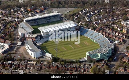 Vista aérea del Emerald Headingley Stadium en Leeds, hogar del Yorkshire County Cricket Club y del Leeds Rhinos Rugby League Club Foto de stock