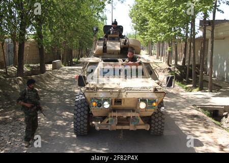 Kunduz, Afganistán. 10th de Abr de 2021. Los miembros de las fuerzas de seguridad afganas participan en una operación militar en el distrito Imam Sahib de la provincia de Kunduz, al norte de Afganistán, 10 de abril de 2021. Un intento de militantes talibanes de ganar terreno fuera de la ciudad de Kunduz, capital de la provincia septentrional de Kunduz, ha sido frustrado, dijo el portavoz del gobierno provincial, Esmatullah Muradi. Crédito: Ajmal Kakar/Xinhua/Alamy Live News Foto de stock