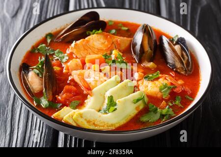 Caldo De Mariscos Receta sopa de mariscos con bacalao, camarones,  mejillones, verduras y aguacate cerca en un bol sobre la mesa. Horizontal  Fotografía de stock - Alamy