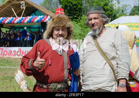 Festival Histórico, Birsk, Bashkortostan, 1 de julio de 2017. Hombres con trajes nacionales de Bashkir. Enfoque selectivo Foto de stock