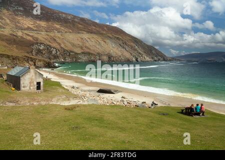 Playa de keem en la isla de Achill en la Vía Atlántica Salvaje En Mayo en Irlanda Foto de stock