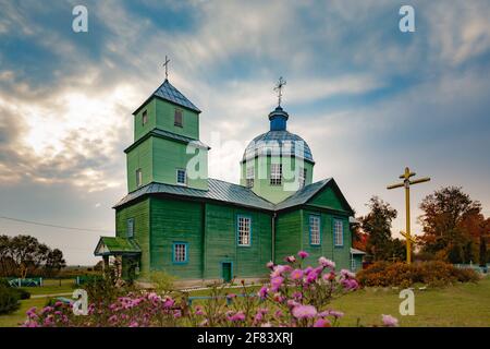 Porplishte, distrito de Dokshitsy de la región de Vitsebsk de Belarús. Iglesia de la Transfiguración. Lugar de interés famoso Foto de stock
