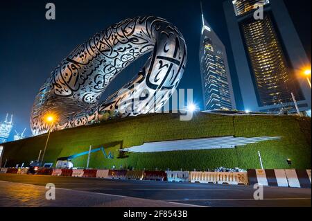 Dubai, Emiratos Árabes Unidos - 31 de marzo de 2021: El Museo del Futuro en el centro de Dubai construido para la EXPO 2020, que se celebrará en 2021 en el Unite