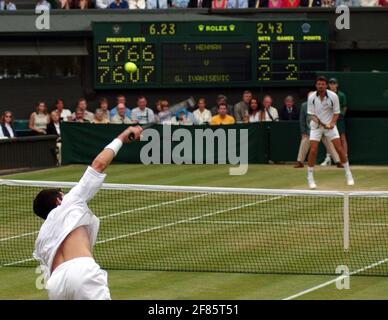 Goran Ivanisevic de Croacia contra Tim Henman de Gran Bretaña en el partido semifinal masculino en el Campeonato de Wimbledon . Ivanisevic venció a Henman 7-5 6-7 0-6 7-6 6-3. Foto de stock