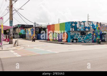 Una colorida esquina de la calle en el distrito de arte Wynwood, Miami, Florida, Estados Unidos Foto de stock