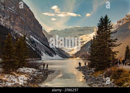Amanecer en invierno pintoresco lago piojo en el Parque Nacional Banff, Alberta, Canadá