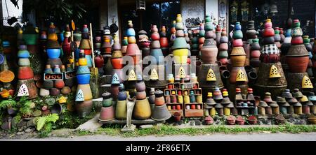 Pantalla de carretera de colorida artesanía cerámica en Ubud, Bali. Foto de stock