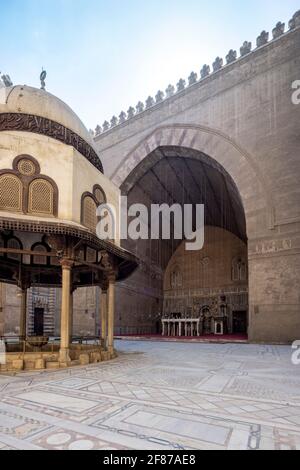 Vista hacia qibla iwan, complejo Sultan Hasan, El Cairo