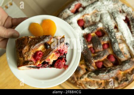 Pasteles de mamá. Los pasteles están listos. Un pedazo de pastel en un  plato contra el fondo de una torta horneada. Cocinar durante la cuarentena  Fotografía de stock - Alamy