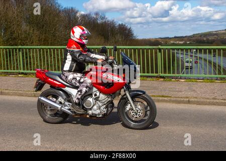 Hombre moto moto Yamaha reflejan la seguridad vial ropa ropa de moto boot  obtiene nublado gris no tráfico del casco Fotografía de stock - Alamy