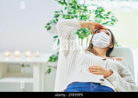 Mujer adulta en máscara durante la cita con el psicólogo Foto de stock