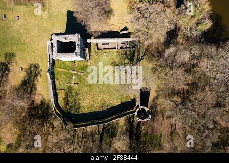 Vista aérea desde el drone del Castillo de Lochleven (cerrado durante el cierre de Covid-19) en la isla en Loch Leven, Perth y Kinross, Escocia, Reino Unido Foto de stock