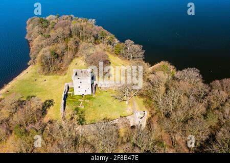 Vista aérea desde el drone del Castillo de Lochleven (cerrado durante el cierre de Covid-19) en la isla en Loch Leven, Perth y Kinross, Escocia, Reino Unido Foto de stock