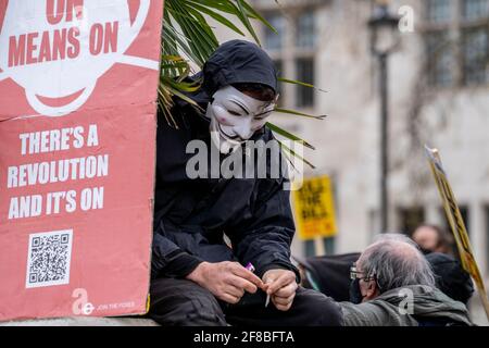LONDRES, Reino Unido - 03rd de abril de 2021: Hombre vistiendo una V anónima para la máscara de Vendetta durante la protesta Kill the Bill en la Plaza del Parlamento.