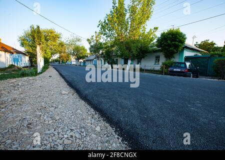 Nueva carretera asfaltada en el pueblo. Ciudad de Turkestán, sur de Kazajstán. Foto de stock