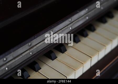 Bisagra de piano en piano de cola fotografías e imágenes de alta resolución  - Alamy