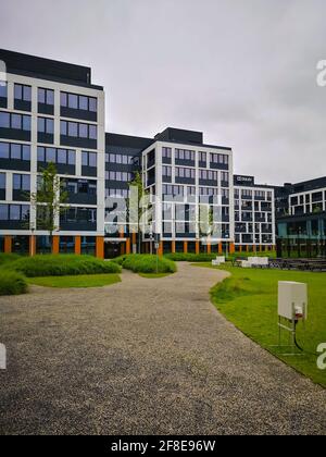Wroclaw, Polonia - Junio 20 2020: Plaza del Jardín de Negocios de edificios corporativos en blanco y negro Foto de stock