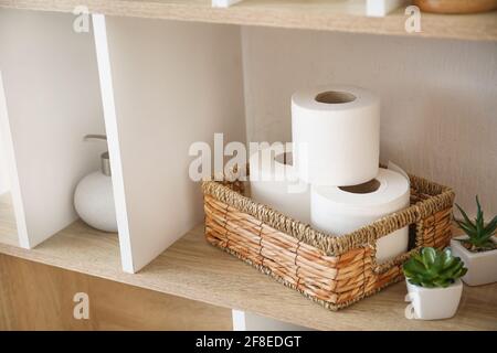 Cesta con rollos de papel higiénico, botella de jabón y plantas de limpieza  en la mesa del baño Fotografía de stock - Alamy