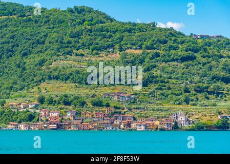 Carzano pueblo en la isla de Monte Isola en el lago Iseo en Italia