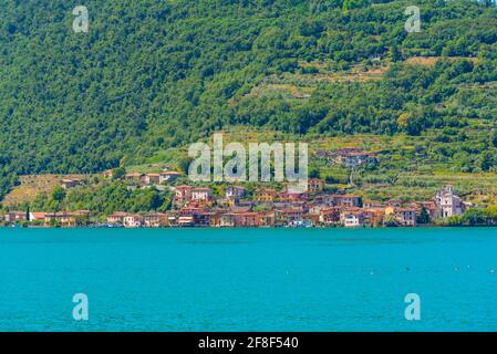 Carzano pueblo en la isla de Monte Isola en el lago Iseo en Italia